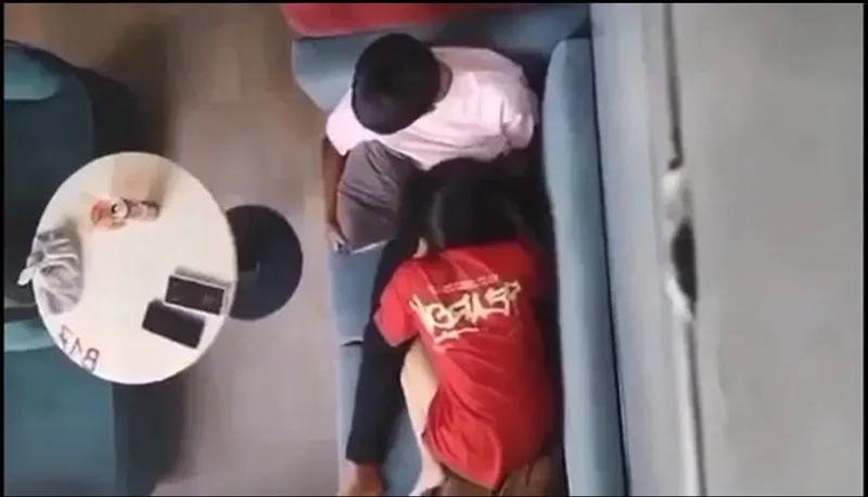Quay lén em người yêu bú bú cho em người yêu nơi công cộng