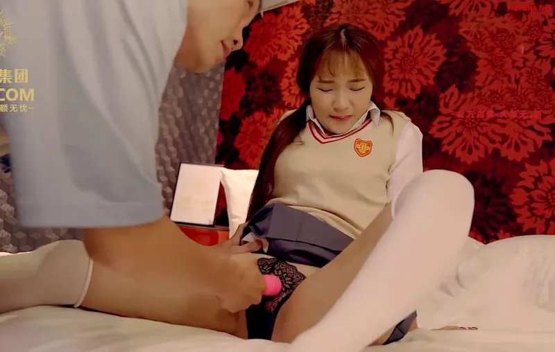 Em gái nhỏ dùng thân thanh toán khoản nợ cho bố vay tiền bọn xã hội đen