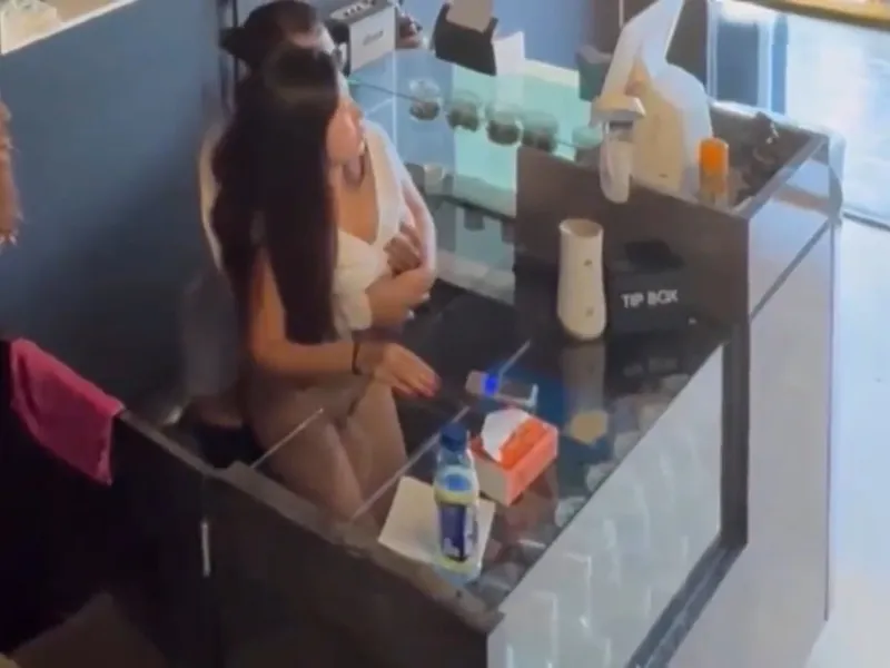 Đang cưỡi ngựa ở quầy tính tiền thì khách tới phải rút ra vội
